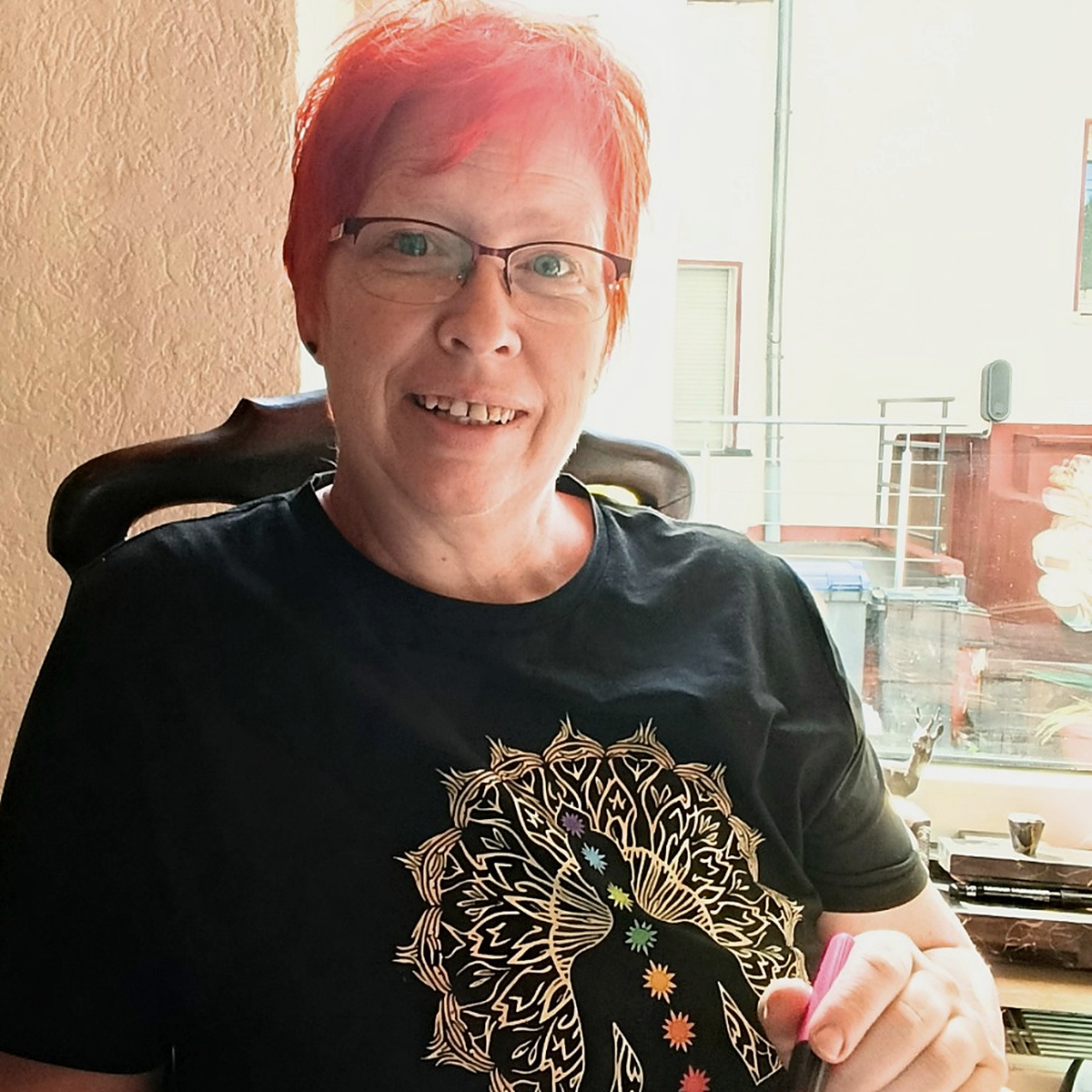 Tanja Oberließen, Autorin von Reivita, mit roten Haaren und Brille.