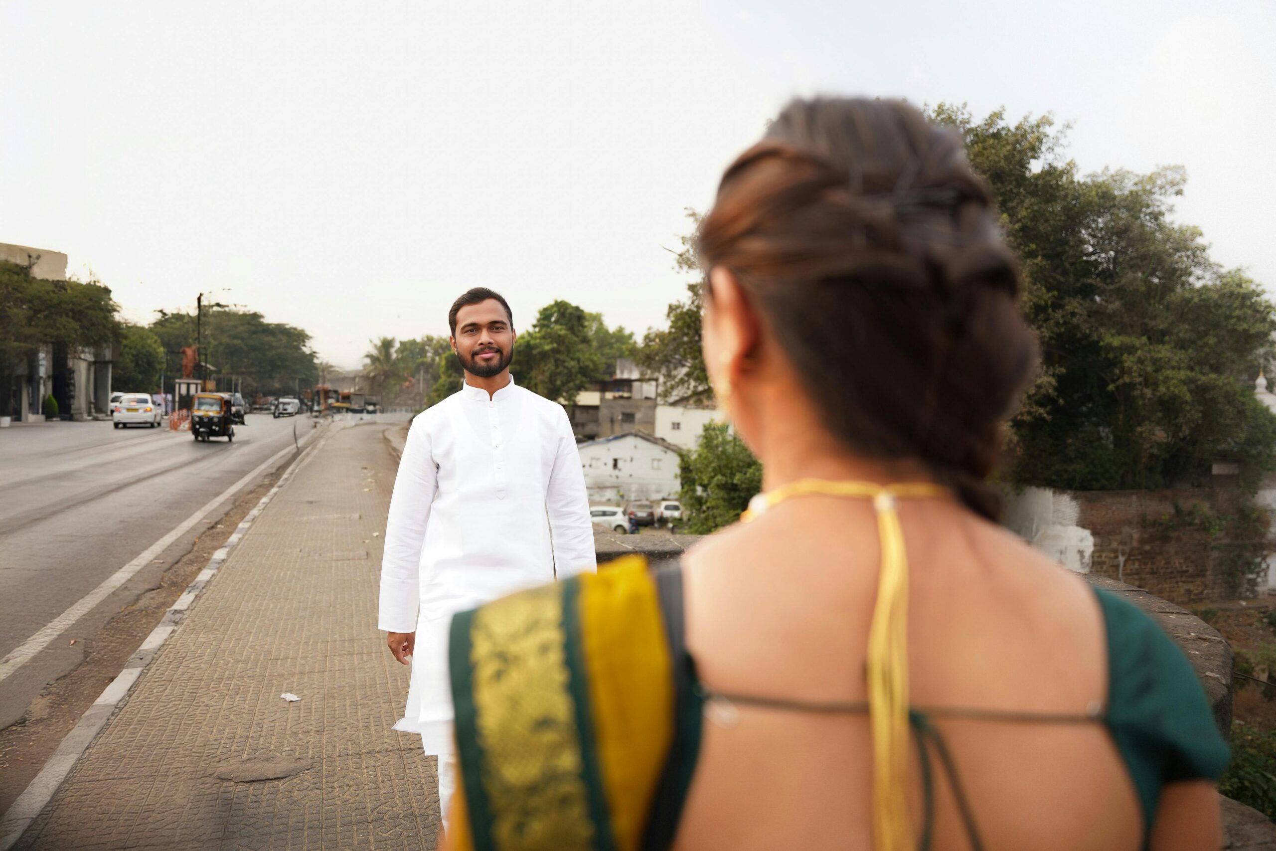 Paar genieÃŸt einen romantischen Moment auf einer StraÃŸe in Pune, Indien.