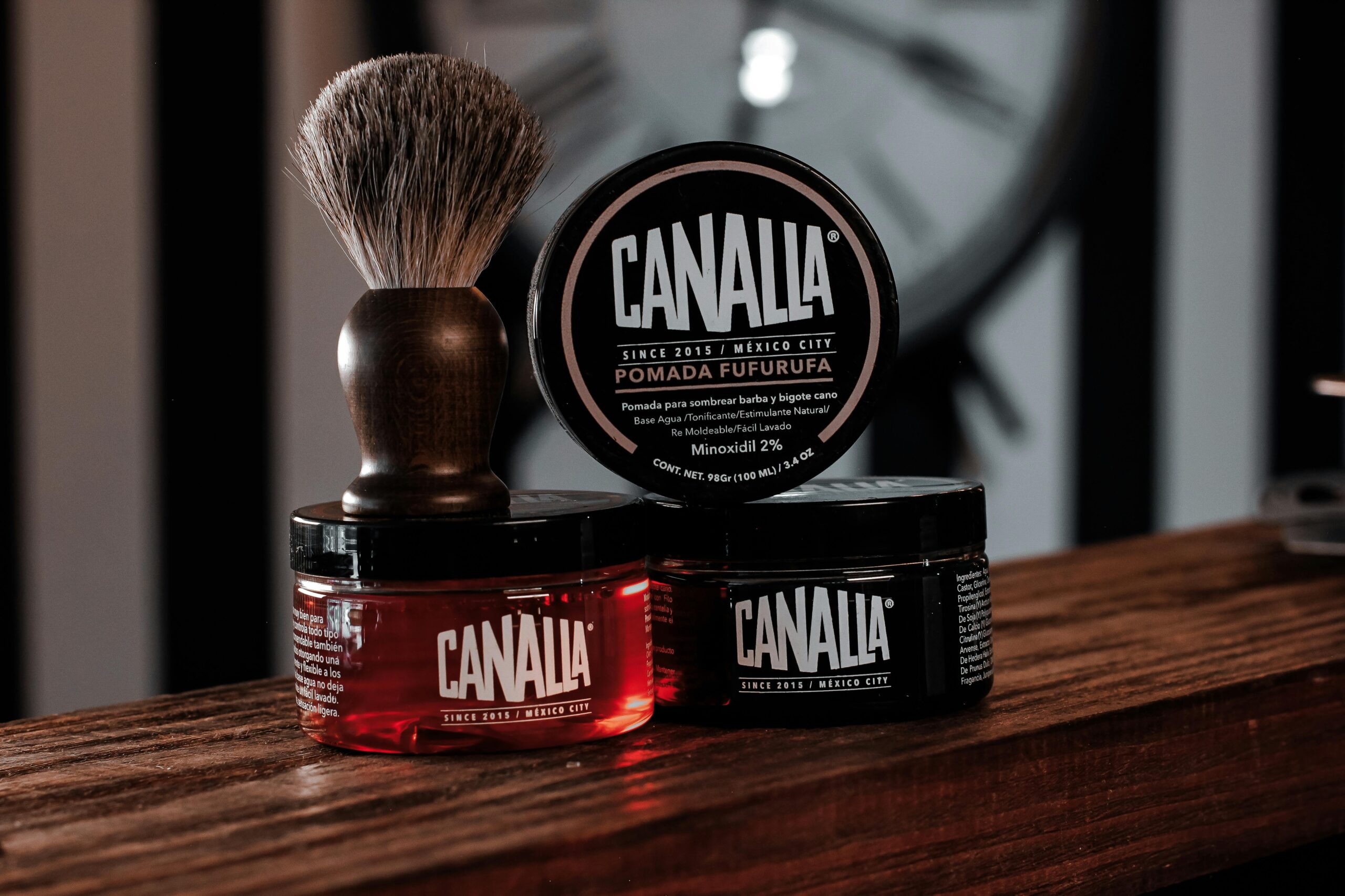 Wechseljahre bei Männern: Symptome und Ursachen der Andropause Anspruchsvolle Barbershop-Werkzeuge mit Canalla-Produkten und einem klassischen Rasierpinsel im Ambiente von Mexiko-Stadt.