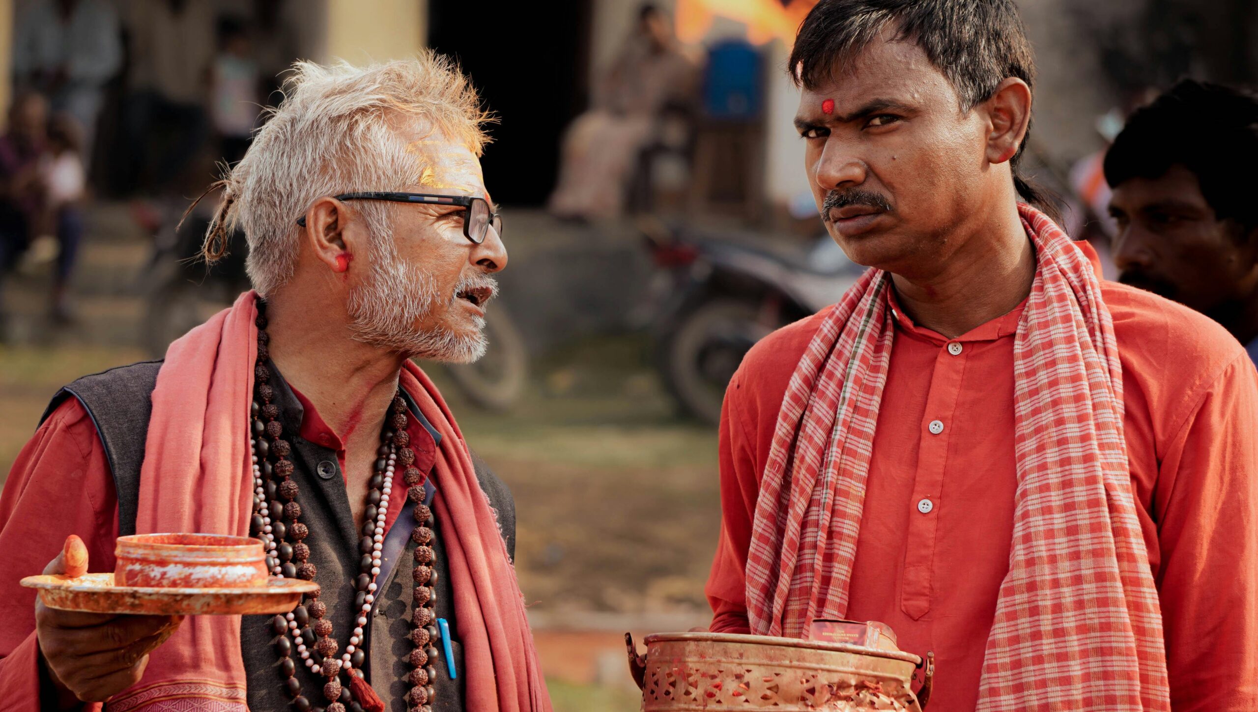 Die Wechseljahre bei Männern: Symptome und Veränderungen Zwei Männer in traditioneller Kleidung nehmen an einem Hindu-Ritual in Patna, Indien, teil und halten zeremonielle Gegenstände in den Händen.